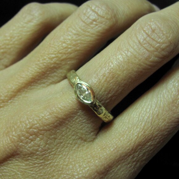 Engagement ring. 14K solid Yellow gold ring set with 0.25ct Marquise diamond. - Picture 8 of 9